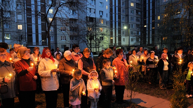 Ukrajinci v Kyjev drí zapálené svíky a vzpomínají na obti havárie v ernobylu. (26. dubna 2011)