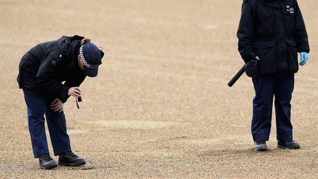 Policistky prohledávají místo pehlídky jezdectva Královské gardy. (29. dubna 2011)