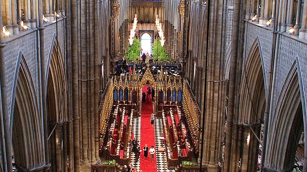 Westminsterské opatství se zaíná pomalu zaplovat svatebními hosty. (29. dubna 2011)