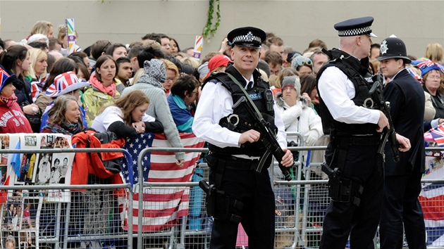 Policejní hlídka stráí ped Westminsterským opatstvím. (29. dubna 2011)