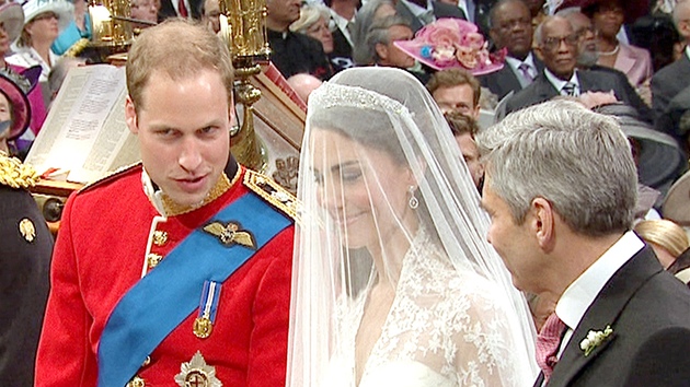 Princ William ped oltáem poeptal Kate jak moc jí to sluí. (29. dubna 2011)