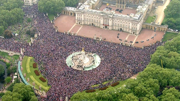 Ped novomanelským polibkem se námstí ped Buckinghamským palácem celé zaplnilo lidmi. (29. dubna 2011)