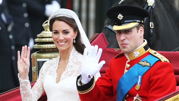 Po obadu zamili novomanel korem do Buckinghamskho palce. (29. dubna 2011)