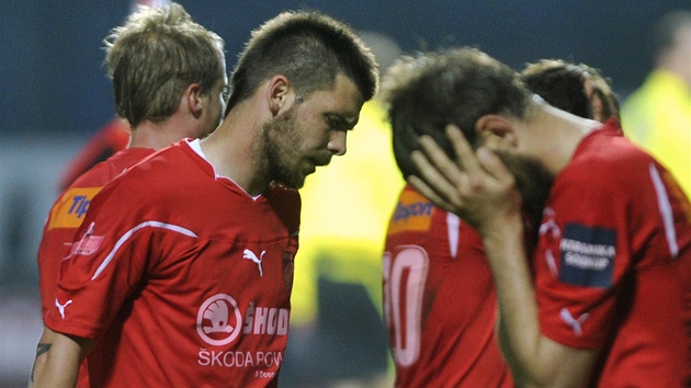 AJAJAJ. Fotbalisté Plzn vedli nad Slavií o dva góly, ale staily dv minuty v závru zápasu a bylo vyrovnáno. Domácím nezbylo nic ne zpytovat svdomí, pro to dopustili.