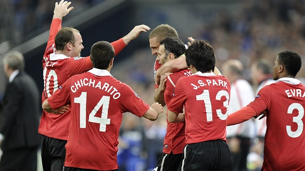JÍZDA REDS POKRAUJE. Manchester United je po výhe na stadionu Schalke jednou nohou ve finále Ligy mistr.
