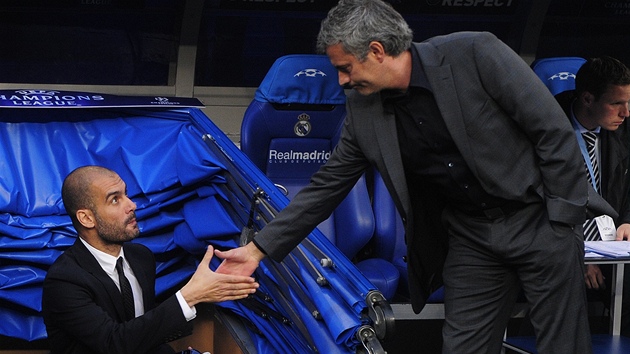 SMÍENÍ? Slovní pestelka mezi barcelonským kouem Pepem Guardiolou (vlevo) a jeho protjkem Josém Mourinhem z Realu Madrid je podáním rukou (aspo pro tuto chvíli) zapomenuta.