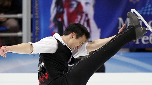 NOVÝ KRÁL. Kanadský krasobruslař Patrick Chan překonal světový rekord v počtu bodů za krátký program přímo před plakátem s fotografií bývalého držitele Jevgenije Pljuščenka. NOVÝ KRÁL. Kanadský krasobruslař Patrick Chan překonal světový rekord v počtu bodů za krátký program přímo před plakátem s fotografií bývalého držitele Jevgenije Pljuščenka.