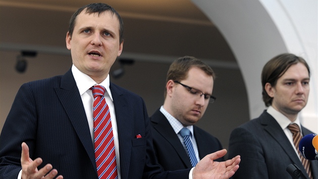 Věci veřejné zveřejnily nové podmínky k penzijní reformě. Vklady do jednoho z fondů mají být plně garantované státem, řekl Vít Bárta. Věci veřejné zveřejnily nové podmínky k penzijní reformě. Vklady do jednoho z fondů mají být plně garantované státem, řekl Vít Bárta.