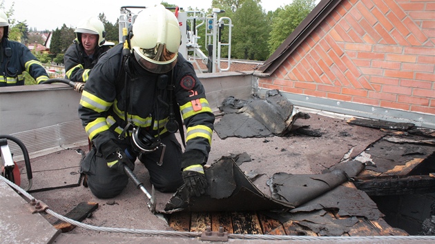 Hasii likvidují poár krematoria v Pardubicích