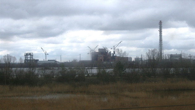 Pohled do areálu ernobylské elektrárny pes eku Pripja a chladící nádre. Na...