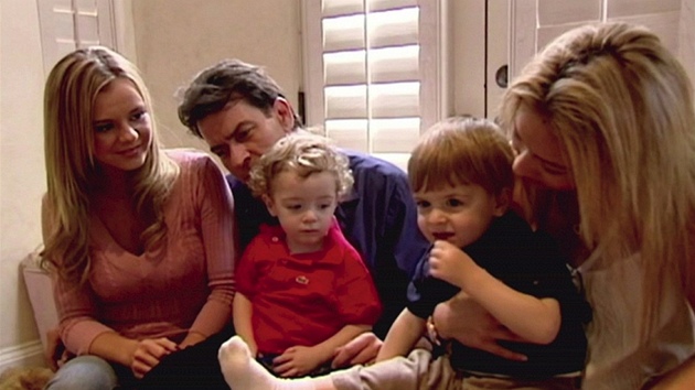 Charlie Sheen se svými syny, jejich chvou a pornoherekou Bree Olsenovou