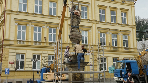 Opravená socha Panny Marie je zpátky na eleznobrodském námstí.