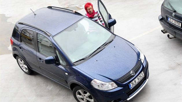Marcela Neumannová se marně snaží o reklamaci laku na střeše svého vozu Suzuki SX4. Dovozce jí nevyhověl. Marcela Neumannová se marně snaží o reklamaci laku na střeše svého vozu Suzuki SX4. Dovozce jí nevyhověl.