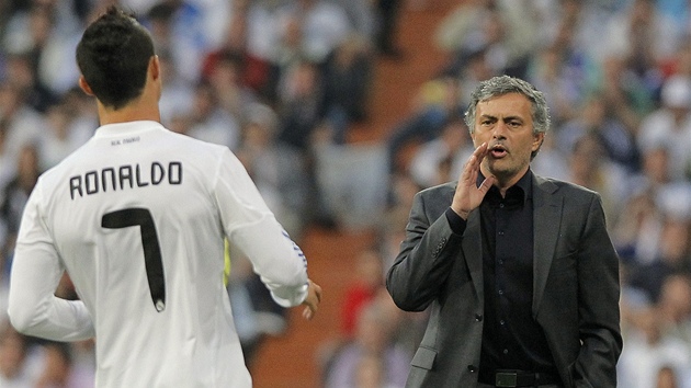 POKYNY Z LAVIKY. Jose Mourinho, kou Realu Madrid, volá na Cristiana Ronalda. 