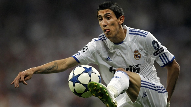 ZPRACOVÁNÍ. Angel Di Maria, fotbalista Realu Madrid, si zpracovává mí.