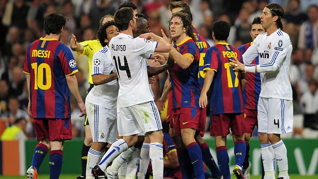 NERVÓZNÍ DUEL. Místo pohledných akcí se fotbalisté Realu Madrid a Barcelony v