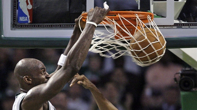 Kevin Garnett z Bostonu zakončuje v utkání proti New Yorku Knicks. Kevin Garnett z Bostonu zakončuje v utkání proti New Yorku Knicks.