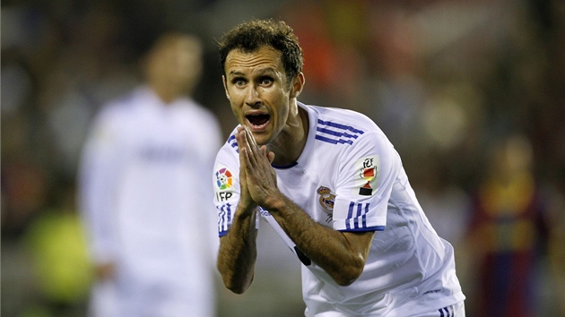 TO SI SNAD DLÁ LEGRACI, NE? Ricardo Carvalho Realu Madrid se diví rozhodnutí sudího.