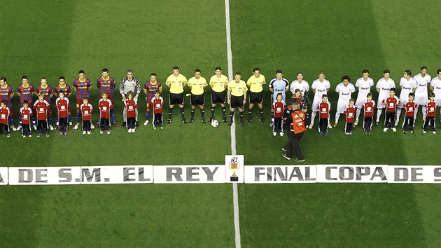 PANLSKÁ HYMNA. Hrái Barcelony (vlevo) a Realu Madrid poslouchají panlskou hymnu ped finále Královského poháru.