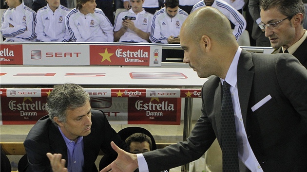 RESPEKT. Josep Guardiola z Barcelony (vpravo) a José Mourinho z Realu Madrid si... RESPEKT. Josep Guardiola z Barcelony (vpravo) a José Mourinho z Realu Madrid si...