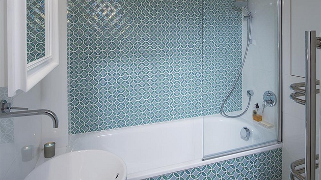 V koupeln byla zvolena sklenná mozaika, a to pouze na jedné stn, aby prostor nebyl dekorem zahlcen. Na ostatních zdech je zcela jednoduchá bílá velkoformátová dlaba.