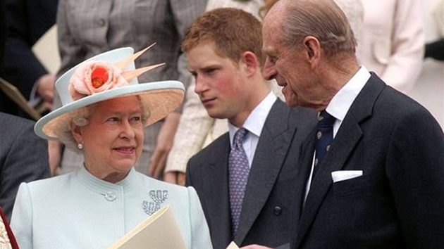 Královna Albta II. a její manel princ Philip - Královna naslouchá svému...