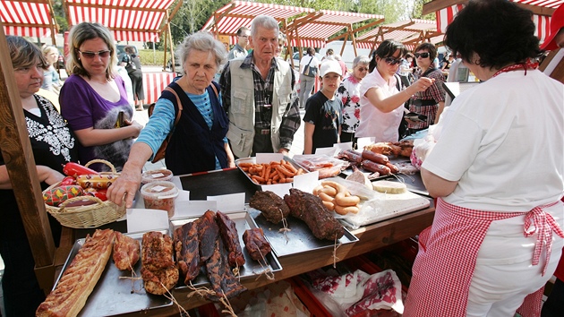Farmářské trhy přilákaly do areálu karlovarského hejtmanství řadu zájemců. Farmářské trhy přilákaly do areálu karlovarského hejtmanství řadu zájemců.