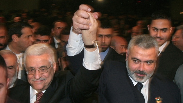 Na archivním snímku z roku 2007 se éf palestinské samosprávy Mahmúd Abbás...