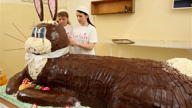 Obí velikononí zajíc, kterého vyrobily tyi cukráky z cukrárny Katrin v olomoucké místní ásti Chomoutov. Na snímku Markéta Grmelová (vpravo) a Kateina Andrýsková.