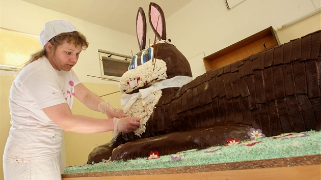 Obí velikononí zajíc, kterého vyrobily tyi cukráky z cukrárny Katrin v olomoucké místní ásti Chomoutov. Na snímku Kateina Andrýsková.