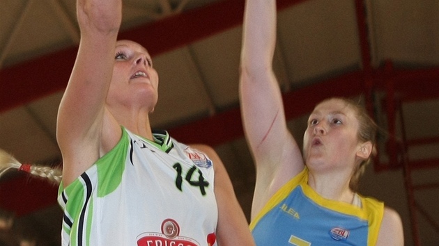 Louice Halvarssonová (vlevo) z Frisca Brno útoí pes Lindsay Whalenovou z USK Praha.