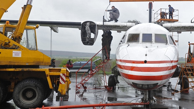 Pesun prototypu nejvtího eskoslovenského letounu Let L-610M z Kunovic na Uherskohradisku do olomouckého leteckého muzea.