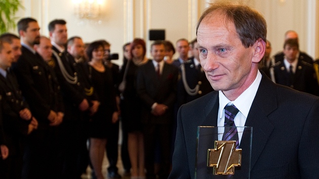 Jan Šimek z Březolup převzal od prezidenta prestižní Zlatý záchranářský kříž za rok 2010. Jan Šimek z Březolup převzal od prezidenta prestižní Zlatý záchranářský kříž za rok 2010.
