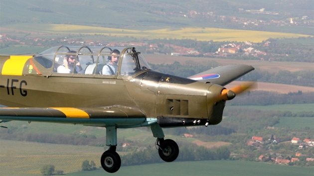 Redaktor MF DNES Petr Skácel si vyzkouel let historickým letadlem Zlín Z-126. Pilotoval Petr Váverka.
