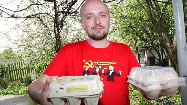 Matin Hanák bere do laboratoe vejce od slepic z Chropyn.