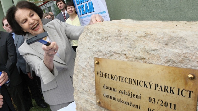 Na zahájení stavby vědeckotechnického parku zlínské univerzity přijela Sonja Baťová. Na zahájení stavby vědeckotechnického parku zlínské univerzity přijela Sonja Baťová.