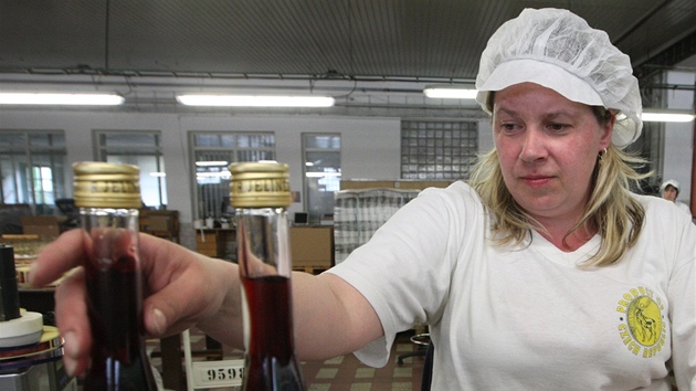 Výroba destilát v likérce Rudolf Jelínek ve Vizovicích. Kontrola lahví.