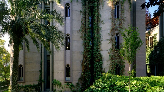 Nevzhledná sila jsou porostlá břečťanem a svým vzhledem mají připomínat katedrálu. Nevzhledná sila jsou porostlá břečťanem a svým vzhledem mají připomínat katedrálu.