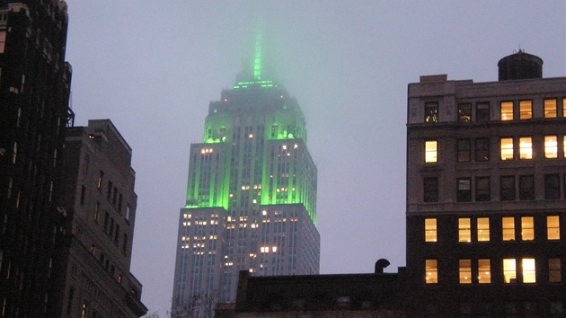 Slavný newyorský mrakodrap Empire State Building je povstný zmnami osvtlení, kterými v rzných barevných kombinacích pipomíná vechna moná výroí i události. 