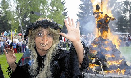 V hradeckém Festivalparku bude krom ohn party stan s barem, peení prasete a ohnivá show (ilustraní snímek).