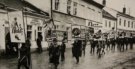 Svátek práce 1.kvtna 1924. První spolená prvomájová oslava Baových spolupracovník.