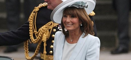 Matka Kate Middletonov Carole v atech a kabtku od Catherine Walkerov