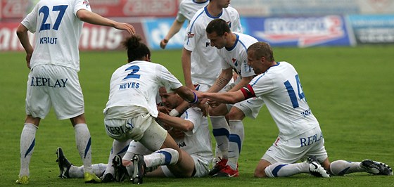 STELECKÉ PROBUZENÍ. Hrái Baníku oslavují jednu z branek v utkání s eskými Budjovicemi.