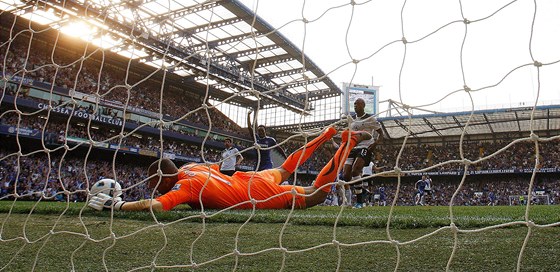 DOSÁHNU TAM? Branká Tottenhamu Heurelho Gomes se natahuje po stele Franka Lamparda z Chelsea.