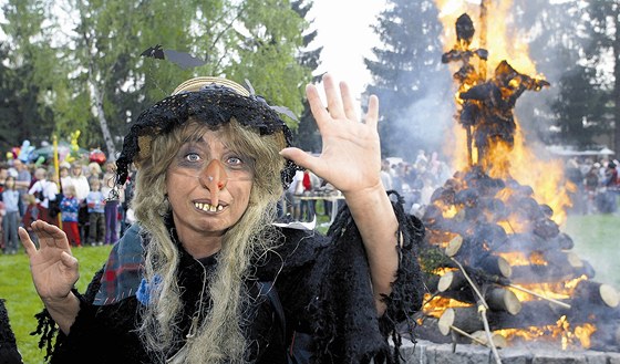 V hradeckém Festivalparku bude krom ohn party stan s barem, peení prasete a ohnivá show (ilustraní snímek).
