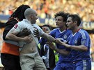 RADI BZ PRY. Andr Luiz a Frank Lampard z Chelsea pomhaj poadatelm odvst ze hit fanouka, kter pibhl oslavit gl a na trvnk.