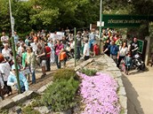 Lid v Troji protestuj proti oplocen botanick zahrady