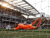 DOSHNU TAM? Brank Tottenhamu Heurelho Gomes se natahuje po stele Franka Lamparda z Chelsea.