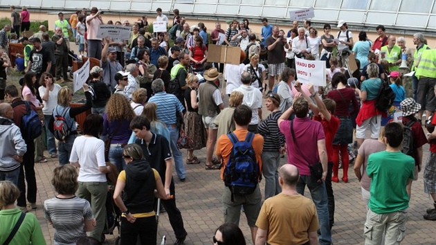 Protestujícím vadí, e jim botanická zahrada uzavela lesopark, kam chodili odpoívat