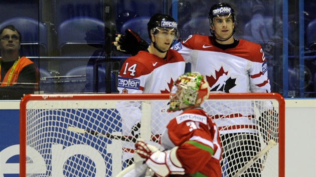 MLADÉ PUKY. Kanaané Jordan Eberle (vlevo) a John Tavares se radují z gólu, zatímco bloruský gólman Andrej Mezin loví puk ze sít.